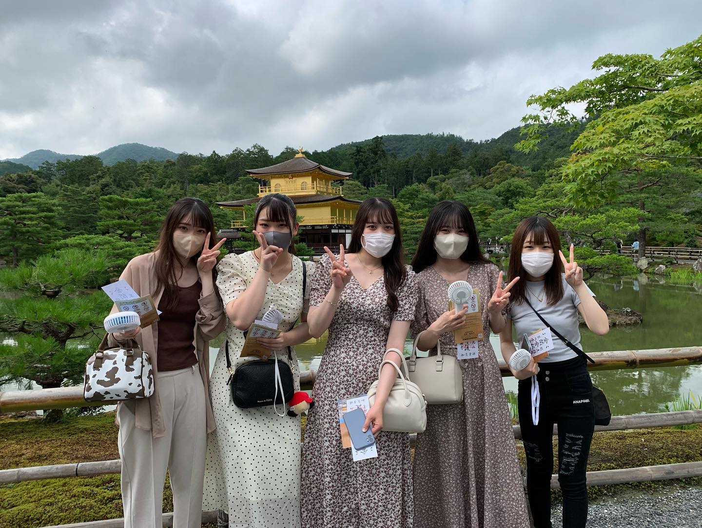 女子高校生旅行集合写真 3年生修学旅行へ 大阪＆京都の旅 2日目スタート｜お知らせ｜FSG高等部｜福島県知事認可 国際アート&デザイン大学校 高等課程